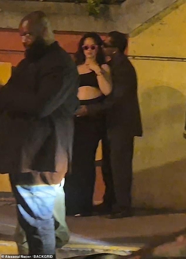 Rihanna je povukla par podebljanih ružičastih sunčanih naočala dok joj je $ AP slatko poljubio u obraz