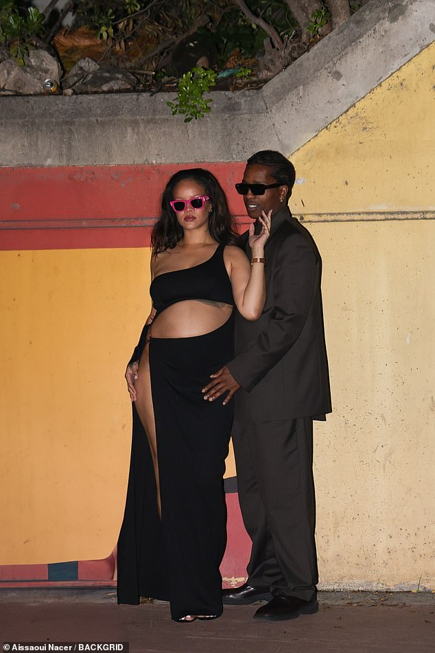 Rihanna je pokazala svoju rastuću bebu u odvažnoj crnoj haljini