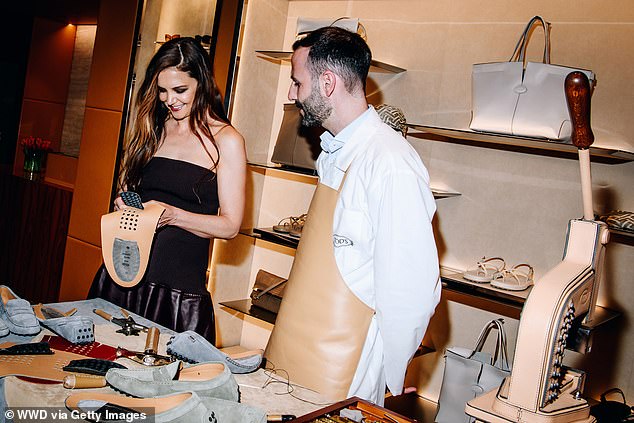 Glumica je sudjelovala u nastavi za izradu cipela