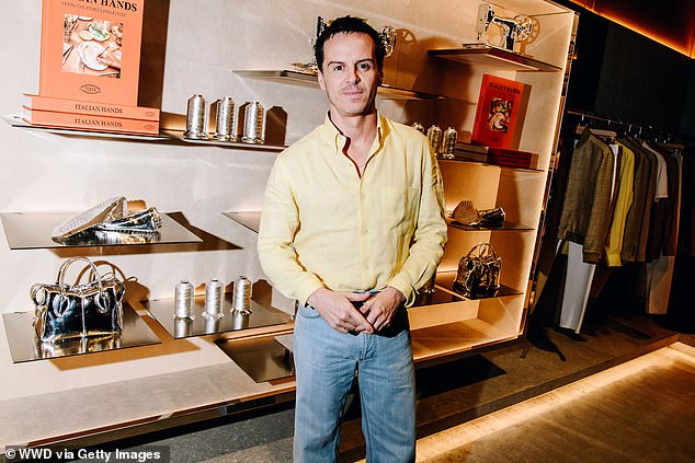 Izrezao je ležernu figuru u blijedo žutu košulju i laganu traper traperice