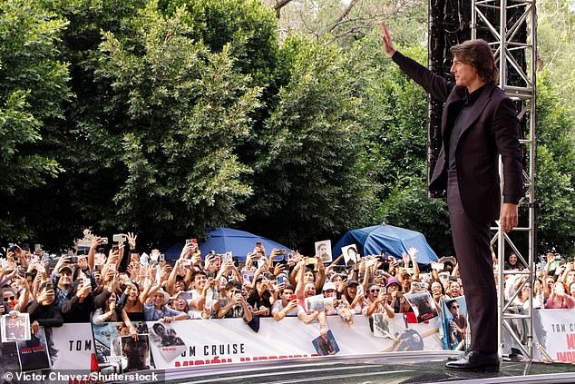 Tom je stajao na vrhu automobila kako bi mahnuo fanovima