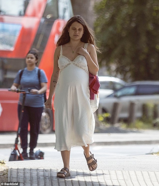 Pjevačica, koja očekuje svoje prvo dijete s Benom Archerom, također je na vjenčanom prstu bljesnula zlatni bend nakon što su se navodno u braku prošlog mjeseca