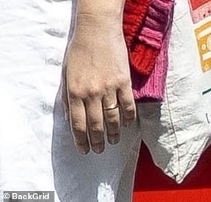 Pojavila se kako bi potvrdila svoje mupile bljeskajući zlatnom trakom na svom vjenčanom prstu