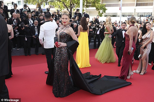 Njezina haljina sadržavala je udubljeni dekolte koji se pokazao odvažnim izborom s obzirom na sve konzervativnije smjernice