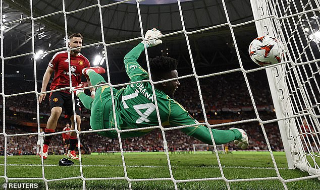 Ali čuvar ispod vatre bio je nemoćan da se lopta ne zakopa u mrežu