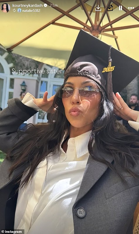 Kourtney se također proslavila, pozirajući u maturantu u Instagramu