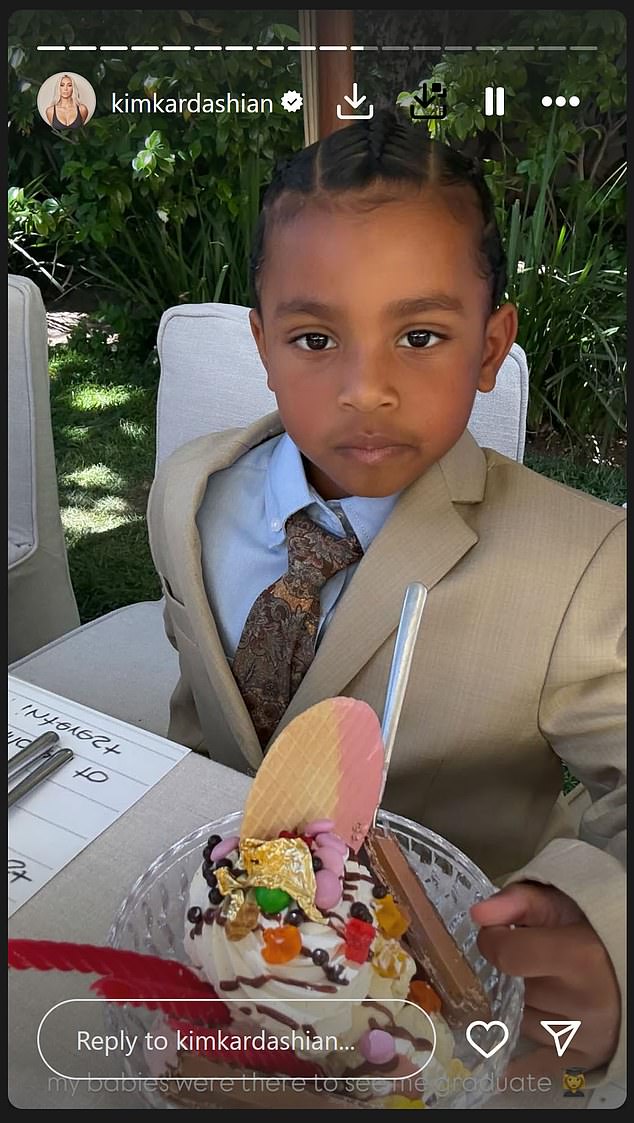 Kimino najmlađe troje djece ¿Chicago, sedam, svetac, devet i psalam, pet ¿prikazano je podržavajući je