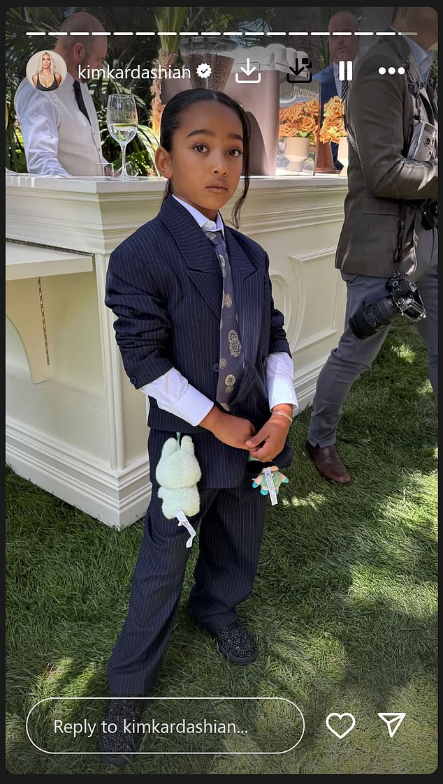 Kći Chicago također je bila odjevena u odijelo da gleda kako mama diplomira