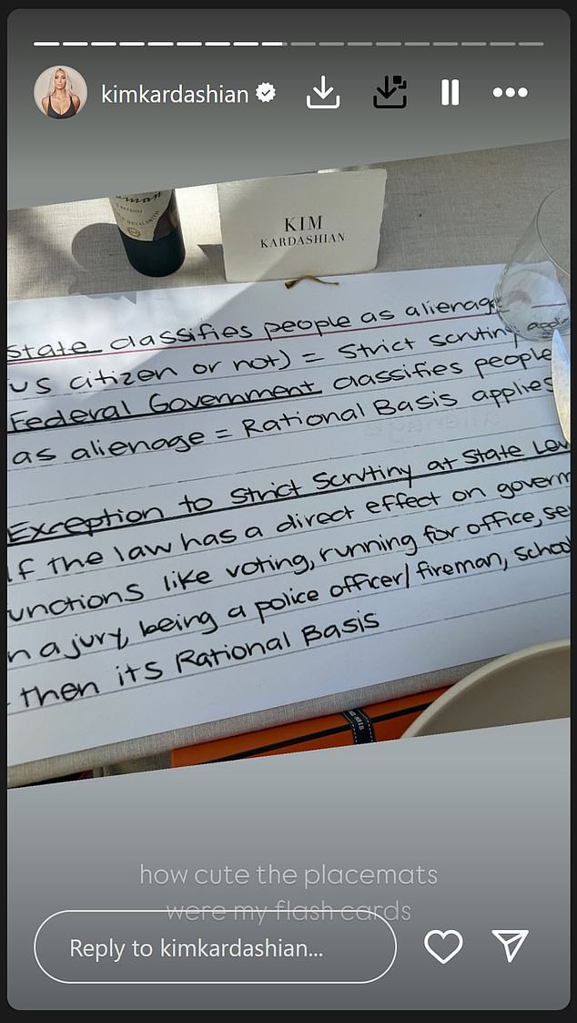 Kim je također pokazala fotografiju Placemata na proslavi, a to su bile verzije njezinih flash kartica za studij