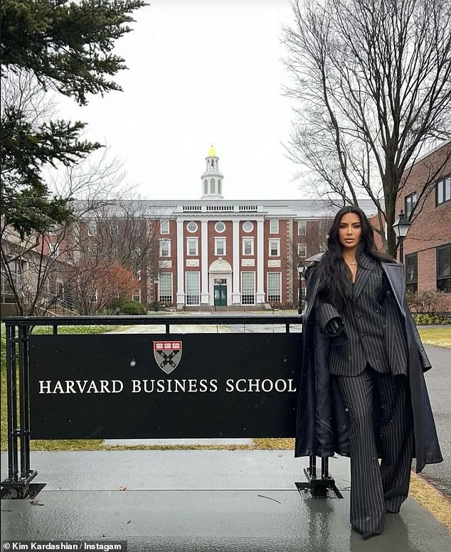 U posljednjih šest godina Kim je posvetila otprilike 18 sati tjedno studiranju zakona, ukupno više od 5000 sati. Njezini su se napori isplatili kad je prošla 'baby bar' 2021. godine