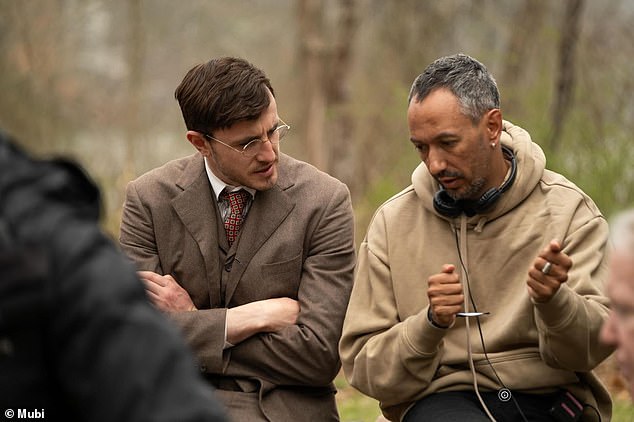 To slijedi njihovo putovanje dok zajedno putuju kako bi snimili priče i pjesme svojih sunarodnjaka tijekom sjene svjetskog rata