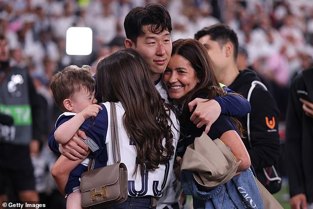 Sin je podijelio zagrljaj s obitelji Bena Daviesa, svog dugoročnog suigrača u Tottenhamu