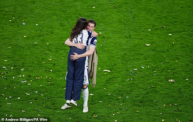 Davies je zagrlio svoju ženu Emily nakon što je klub osigurao medalju prvih pobjednika