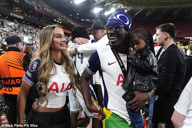 Yves Bissouma na terenu su se pridružili njegova djevojka Aline i njegova kći