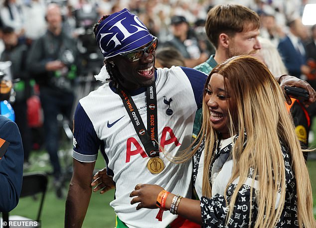 Veznjak je bio među zvijezdama kako bi obitelj i prijatelje doveli na teren nakon meča