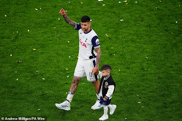 Zvijezda Tottenhama Cristian Romero paradirao je oko terena sa svojim sinom post-metcha