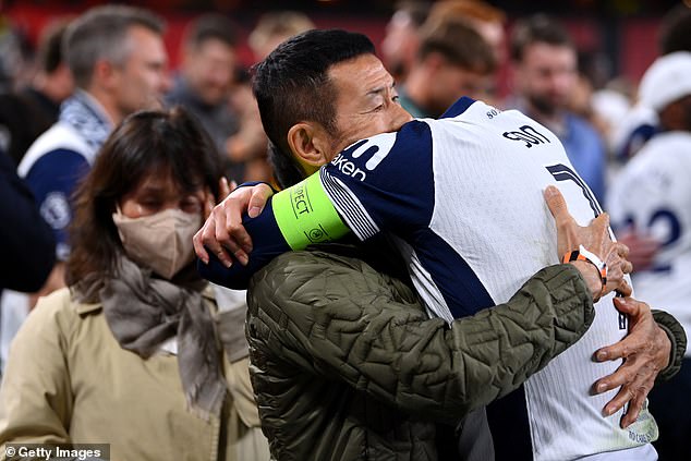 Kapetan Tottenham, sin Heung-Min, viđen je u emocionalnom zagrljaju sa svojim sinom Woong-Jun