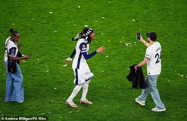 Đed Spence viđen je kako pleše u proslavi na terenu na stadionu San Mames