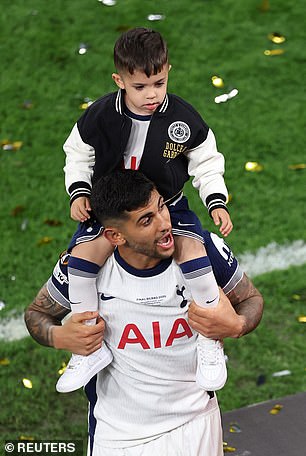 Čovjek meča nosio je sina na ramenima nakon pobjede