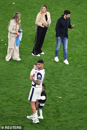 Romero je viđen sa svoje dvoje djece na terenu