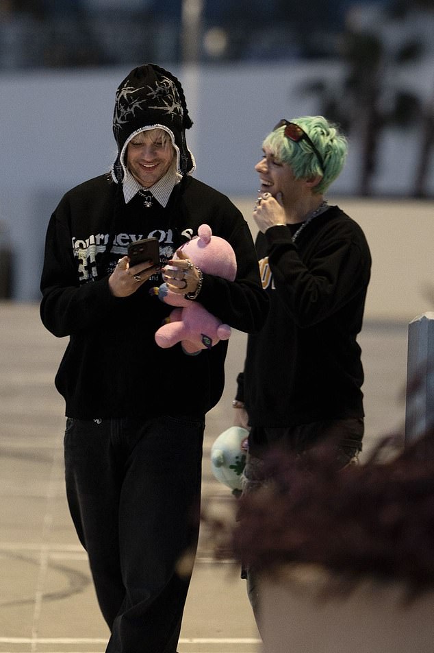 Michael i Awsten viđeni su kako čavrljaju i smiju se na parkiralištu na krovu u Los Angelesu za vrijeme onoga što se činilo kao povezivanje s niskim ključem, odjevenim u njihovu alternativnu uličnu odjeću s potpisom