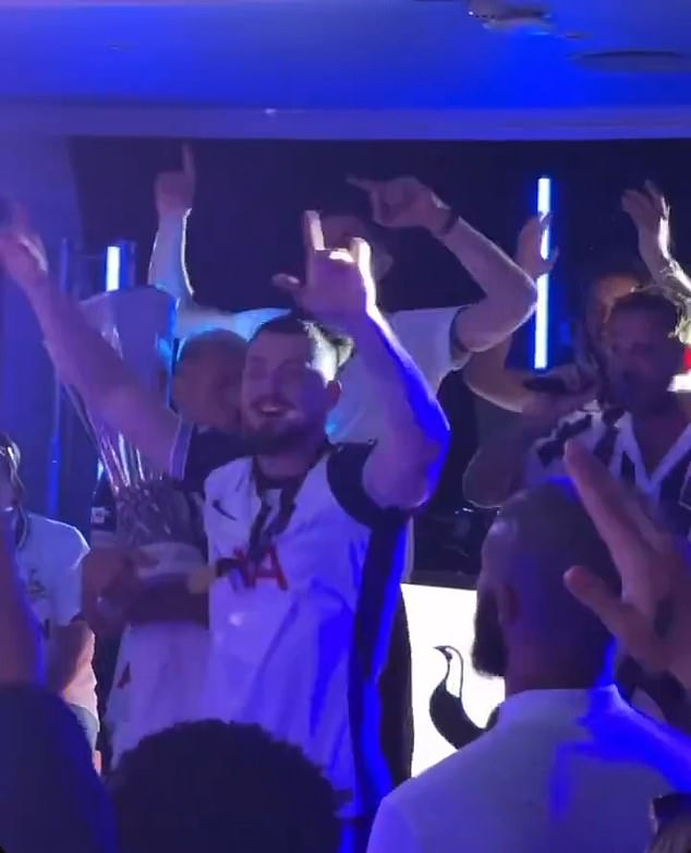 Brojni igrači momčadi viđeni su kako slave do 3 sata ujutro u četvrtak