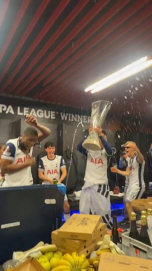 Kapetan Spursa podigao je trofej u svlačionici dok je bio prskan šampanjcem