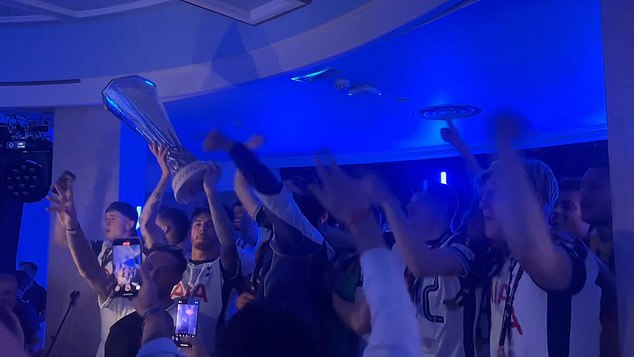 Tottenham je djelovao kasno u noć dok su proslavili svoju finalnu pobjedu Europa lige