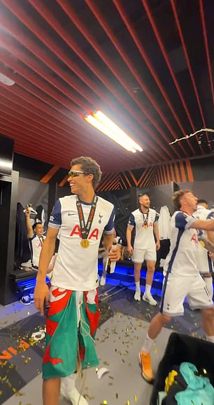 Brennan Johnson uživao je u piću tijekom proslave svlačionice