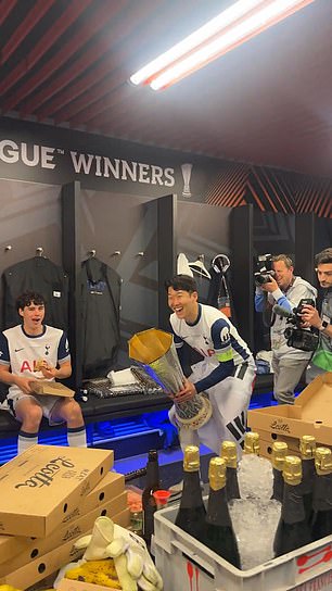 Proslave su počele u svlačionici, a vodio ih je Son-Heung Min