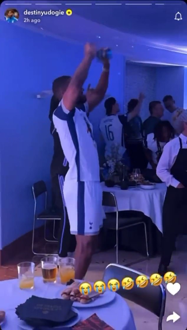 U ranim satima Spursove zvijezde viđene su u dvorani dok su nastavile svoje proslave