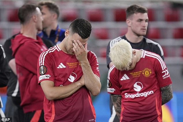 Igrači Uniteda bili su ubačeni nakon što su u Tottenham Hotspur izgubili finale Europa lige 1-0