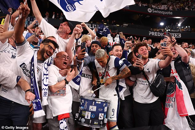 Richarlison je ušao među pristaše dok su proslavili povijesnu noć u Bilbau