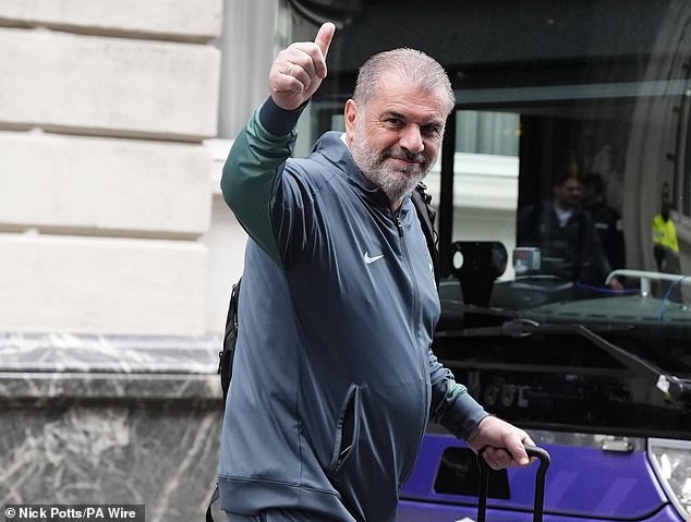 Ange Postecoglou je palce podigao dok je njegova pobjednička Tottenhamska strana napustila njihov hotel Bilbao
