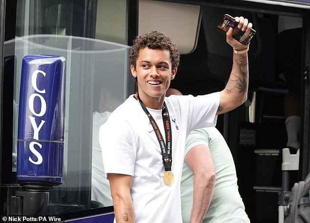 Dobitnik utakmice Brennan Johnson podigao je ruku u proslavi navijačima koji su se okupili