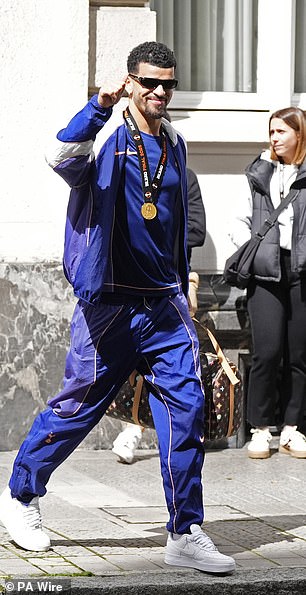 Dominic Solanke navario je sunčane naglate i nosio medalju svog pobjednika dok je krenuo u timski autobus