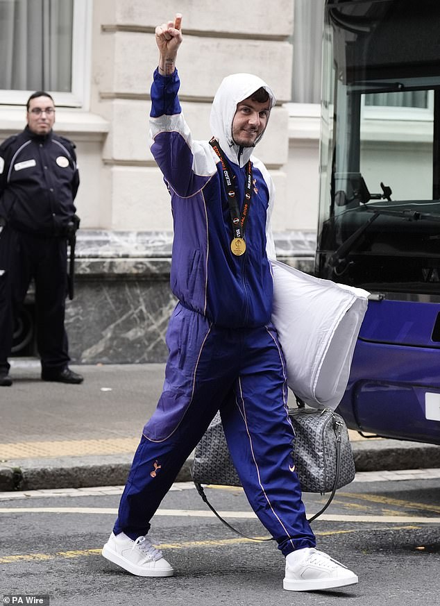 James Maddison bio je među zvijezdama koje su nosile medalje svojih pobjednika dok su napuštali svoj hotel