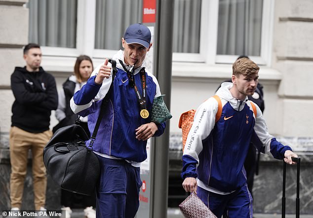 Micky Van de Ven dao je navijačima palčeve dok je s Timoom Wernerom hodao u timski autobus