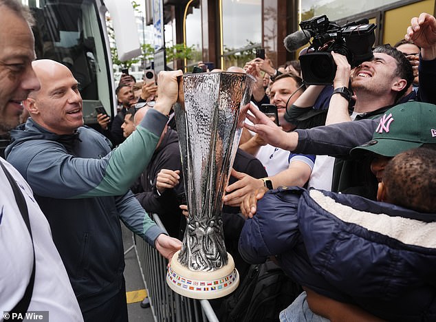 Obožavatelji su uspjeli dobiti dodir prvog trofeja Tottenhama nakon 17-godišnje suše u trofeju