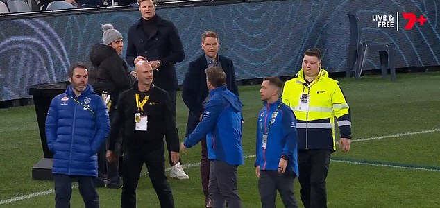 Slijedi kornice (na slici, srednji) i Beveridge koji se pojavljuju na sukobi na stadionu GMHBA