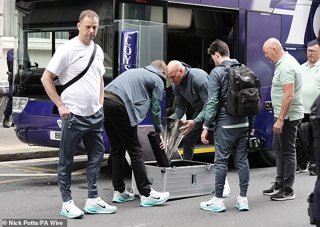 Trofej Europa League tada je utovaren u kofer prije nego što je prevezen