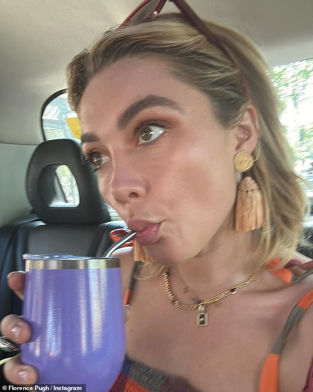 Glumica, 29 godina, u četvrtak se prišla na svoj Instagram kako bi obožavateljima do sada ugledala svoje ljeto, pokazujući svoj largiranje sa svojim prijateljima i nekim simpatičnim psima