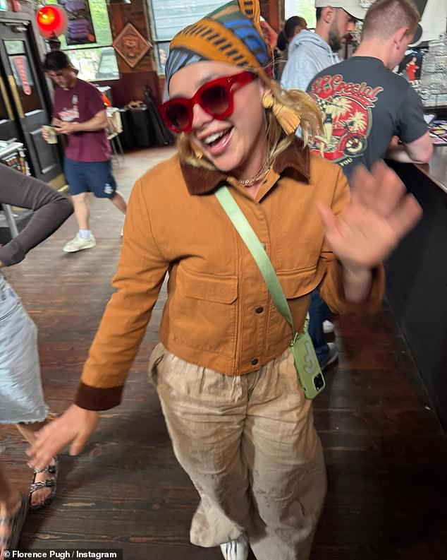 Zvijezda Male Women pokazala je svoj trendov smisao za stil, plešući u baru u elegantnoj jakni za staju, uzorkanu bandanu i crvene sunčane naočale