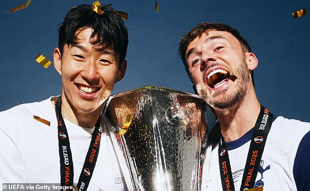 Modrica je bila vidljiva na službenim fotografijama s trofejem Europa League