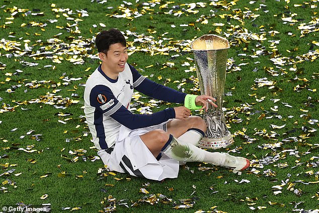 Sin je bio prisiljen čekati medalju nakon što je UEFA ponestala svoje početne izdvajanja za ceremoniju