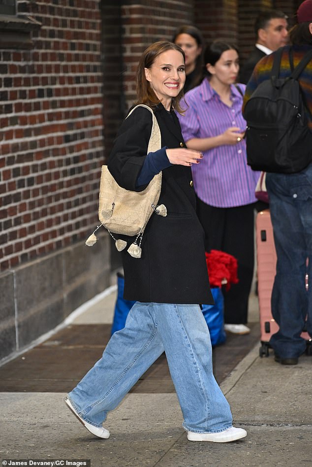 Dama u producentici jezera - na slici napuštanja studija u trapericama - proslavit će svoj 44. rođendan 9. lipnja odmah nakon toga 14. rođendana svog sina Alepha 17. lipnja