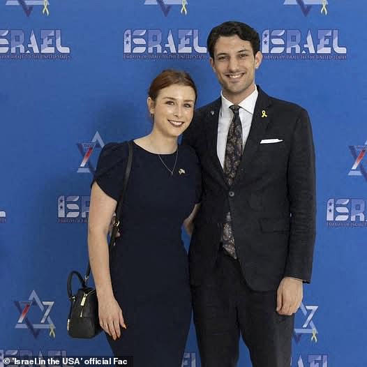 Ova fotografija snimljena sa službenog Facebook računa o Veleposlanstvu Izraela u SAD, prikazuje sliku izraelskog zaposlenika veleposlanstva Yaron Lischinsky (R) i Sarah Lynn Milgrim