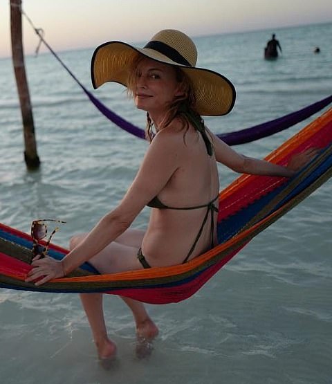 Slike su pokazale rodom iz Wisconsina, koja je kći umirovljenog autora FBI -a i dječjih knjiga, pozirajući u raznim gudačkim bikinijama na svom duhovnom bijegu