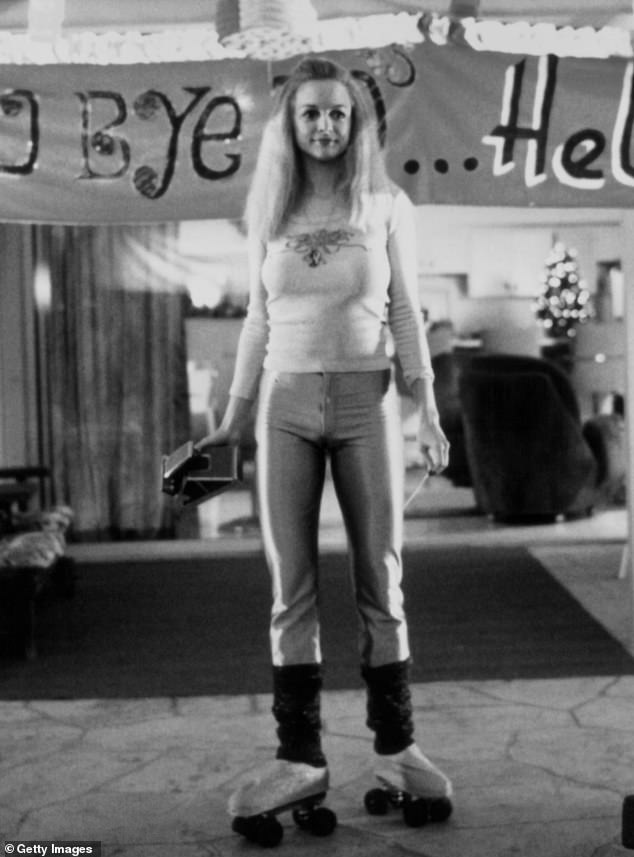 Izvođač je postigao široku slavu nakon što se pojavio u kultnim klasičnim noćima iz 1997. godine (na slici u svojoj ulozi Rollergirl)