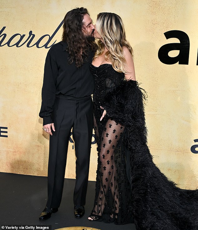 Ponovno ljubljenje u AMFAR Gala Cannes 2025 tijekom 78. filmskog festivala u Cannesu u hotelu Du Cap-Eden-Roc 22. svibnja